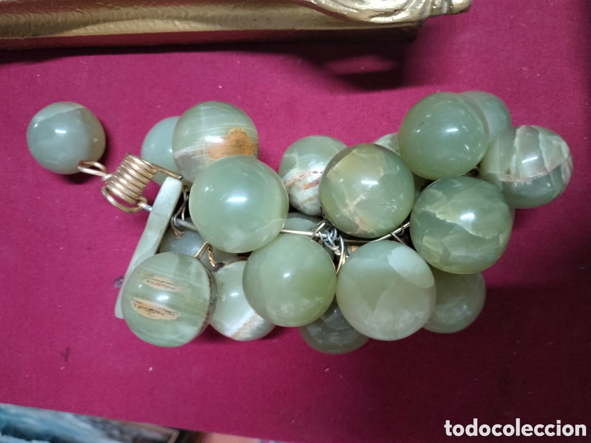 Antig&uuml;edades: racimo de uvas elaborado con esferas de &oacute;nix verde pulido y un tallo de alambre mediados siglo XX