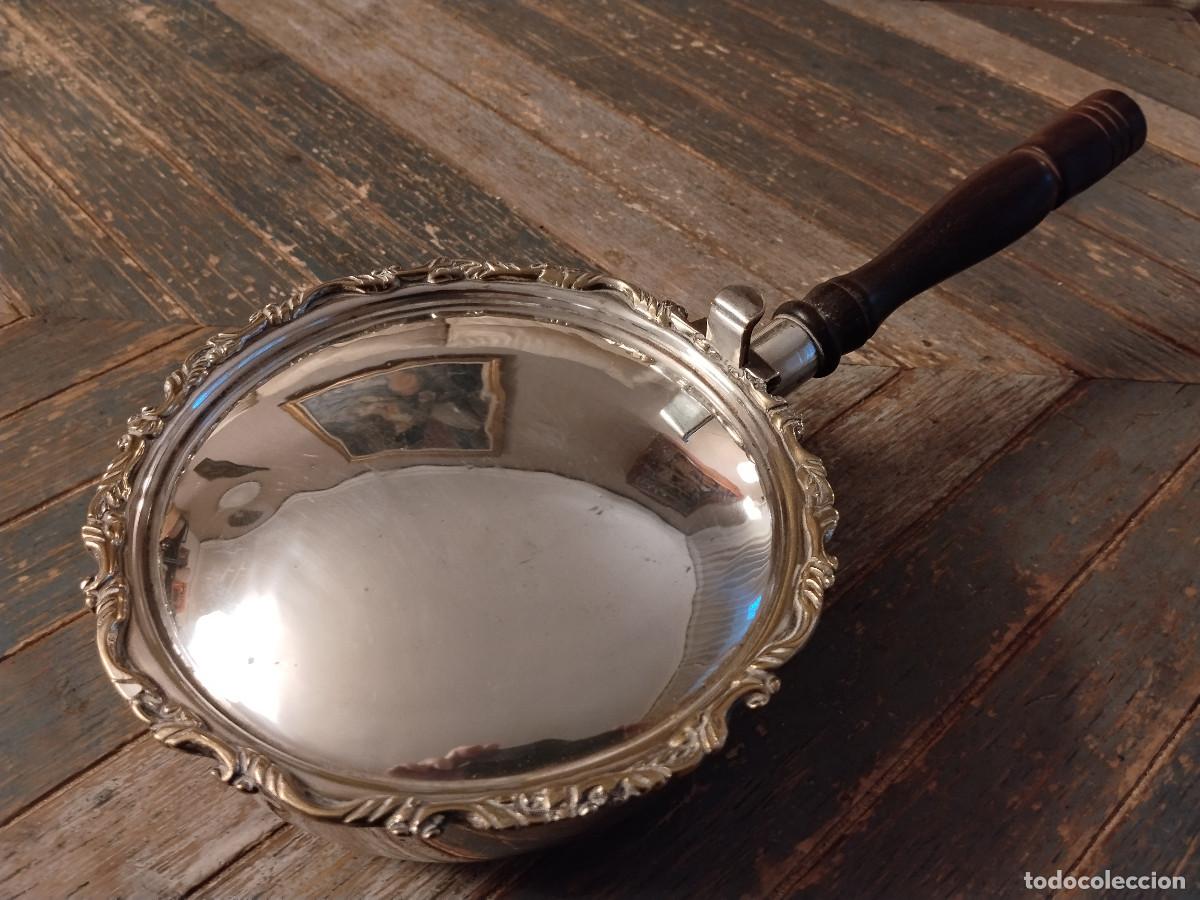 Antig&uuml;edades: Recogemigas de mesa vintage con mango de madera y tapa abatible | Metal plateado