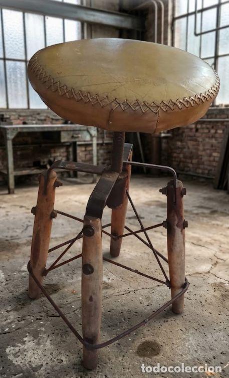 Antig&uuml;edades: PRECIOSA SILLA TABURETE AJUSTABLE INDUSTRIAL ARTESANAL MADERA HIERRO Y PIEL . A REPARARA