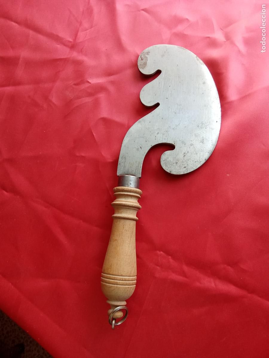 Antig&uuml;edades: Hacha hachuela o cuchilla para cortar chocolate. Vitrina 16