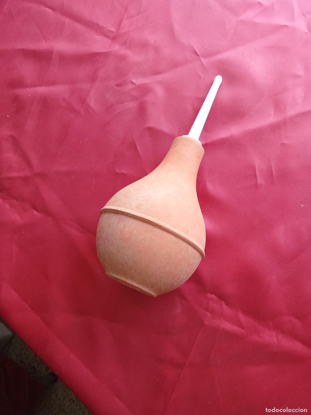 Antig&uuml;edades: Pera de irrigaci&oacute;n o jeringa de bulbo con c&aacute;nula. Caja 0