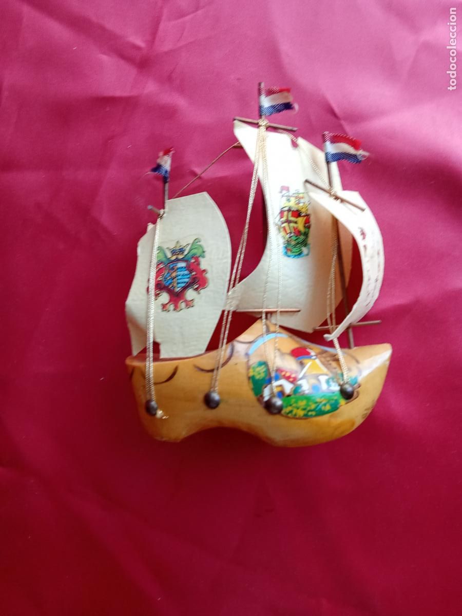 Antig&uuml;edades: Barco velero artesanal Pa&iacute;ses Bajos. Vitrina juguetes