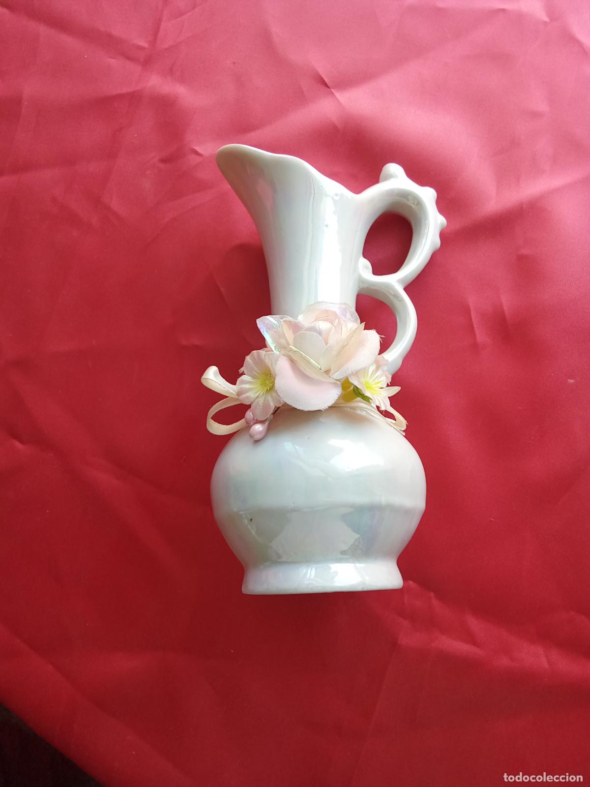 Antig&uuml;edades: Jarra o Florero de porcelana de estilo vintage. Vitrina 3
