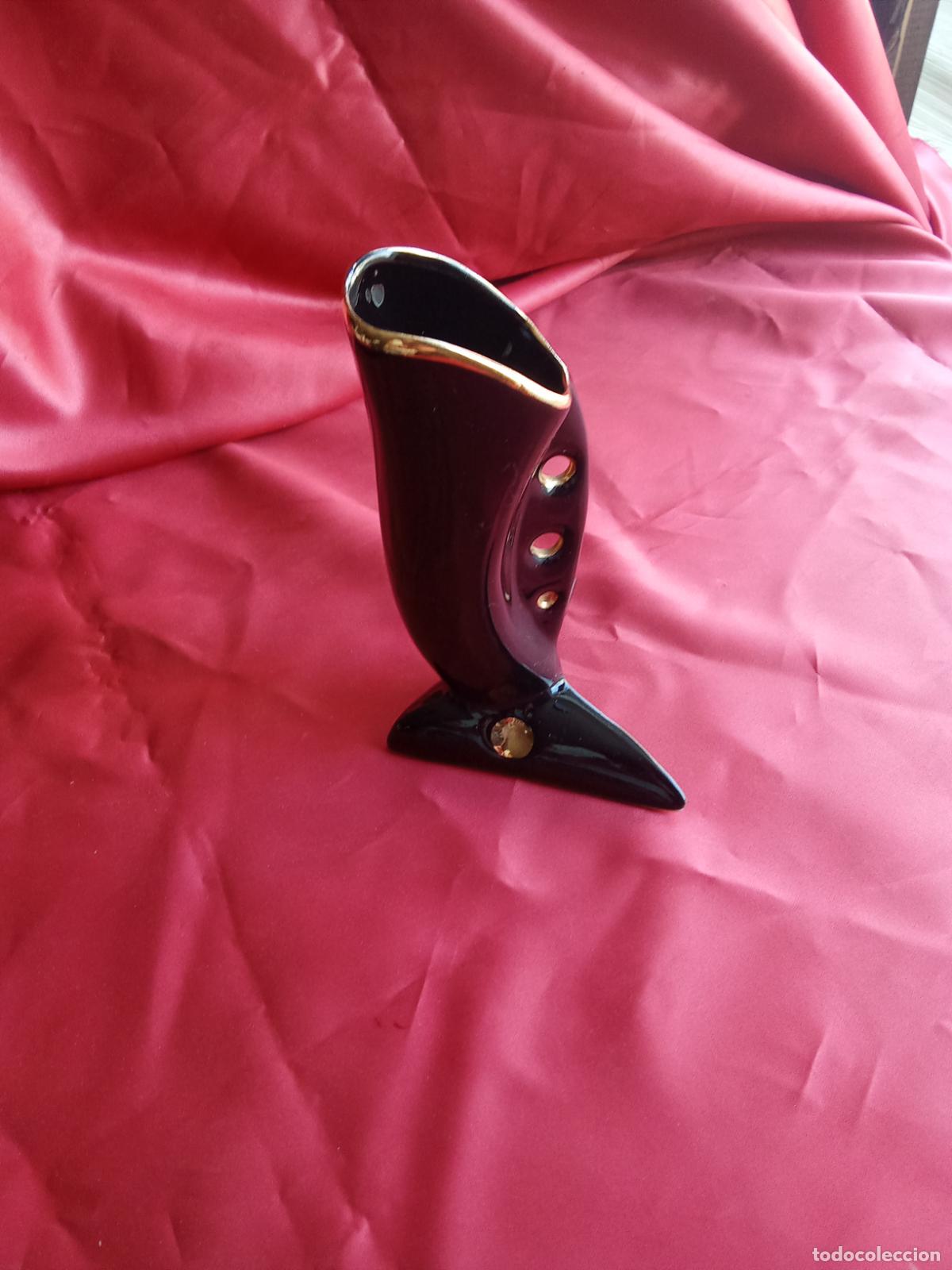 Antig&uuml;edades: Violetero florero Mid Century. Frankoma Rocket Flower Bud Vase Black #32. Vitrina 5