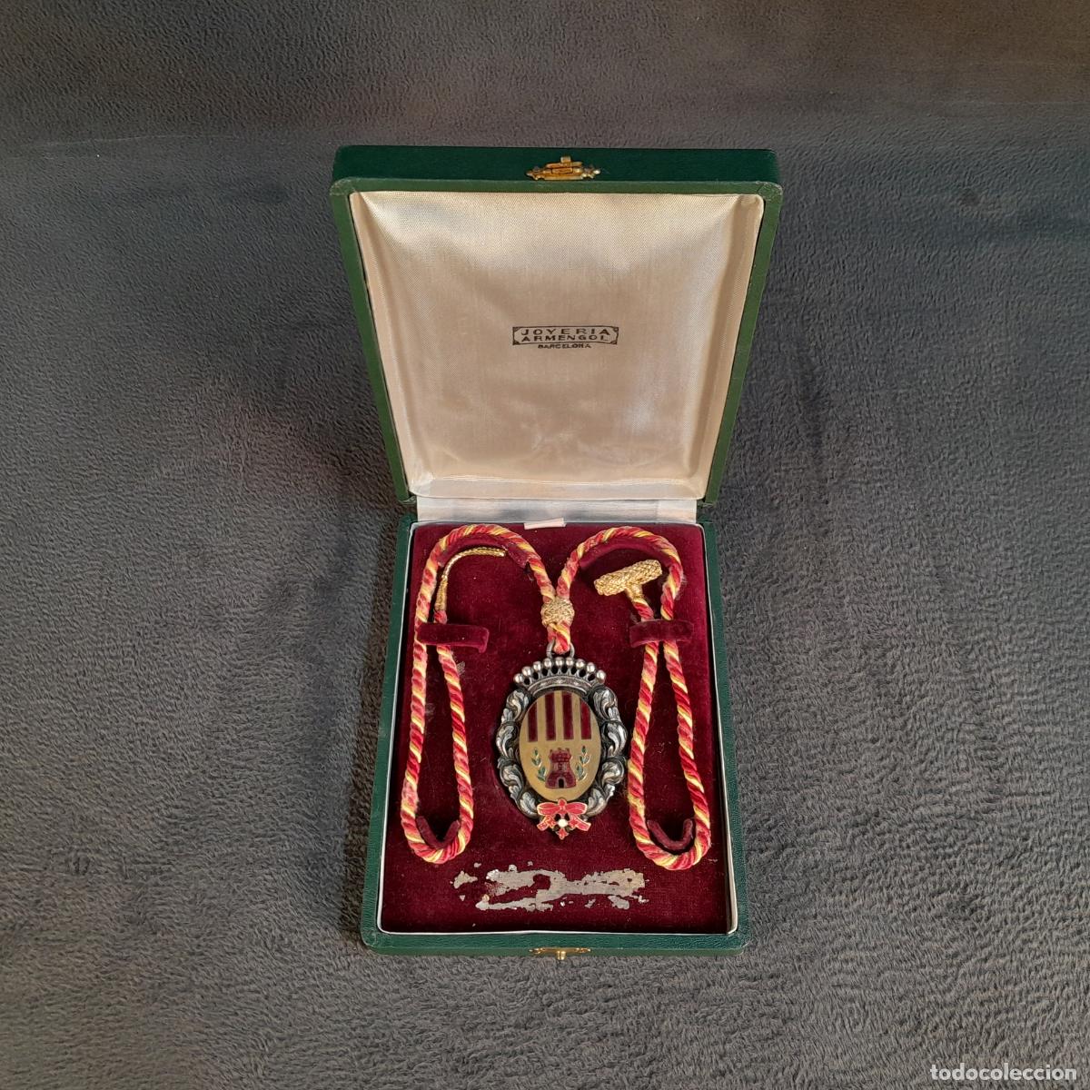 Antiquit&auml;ten: M-2316. MEDALLA / DISTINTIVO CON ESCUDO Y CORDONERA. METAL, ESMALTES Y TEXTIL. MEDIADOS DEL SIGLO XX