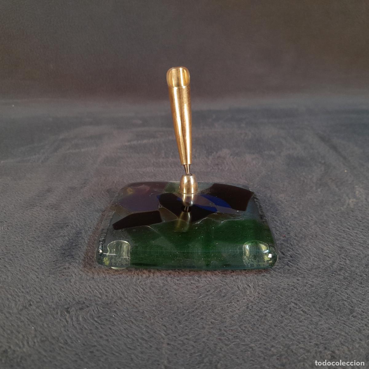 Antiquit&auml;ten: TINTERO CON SOPORTE DE PLUMA DE MESA EN VIDRIO FUSI&Oacute;N Y LAT&Oacute;N. SIGLO XX