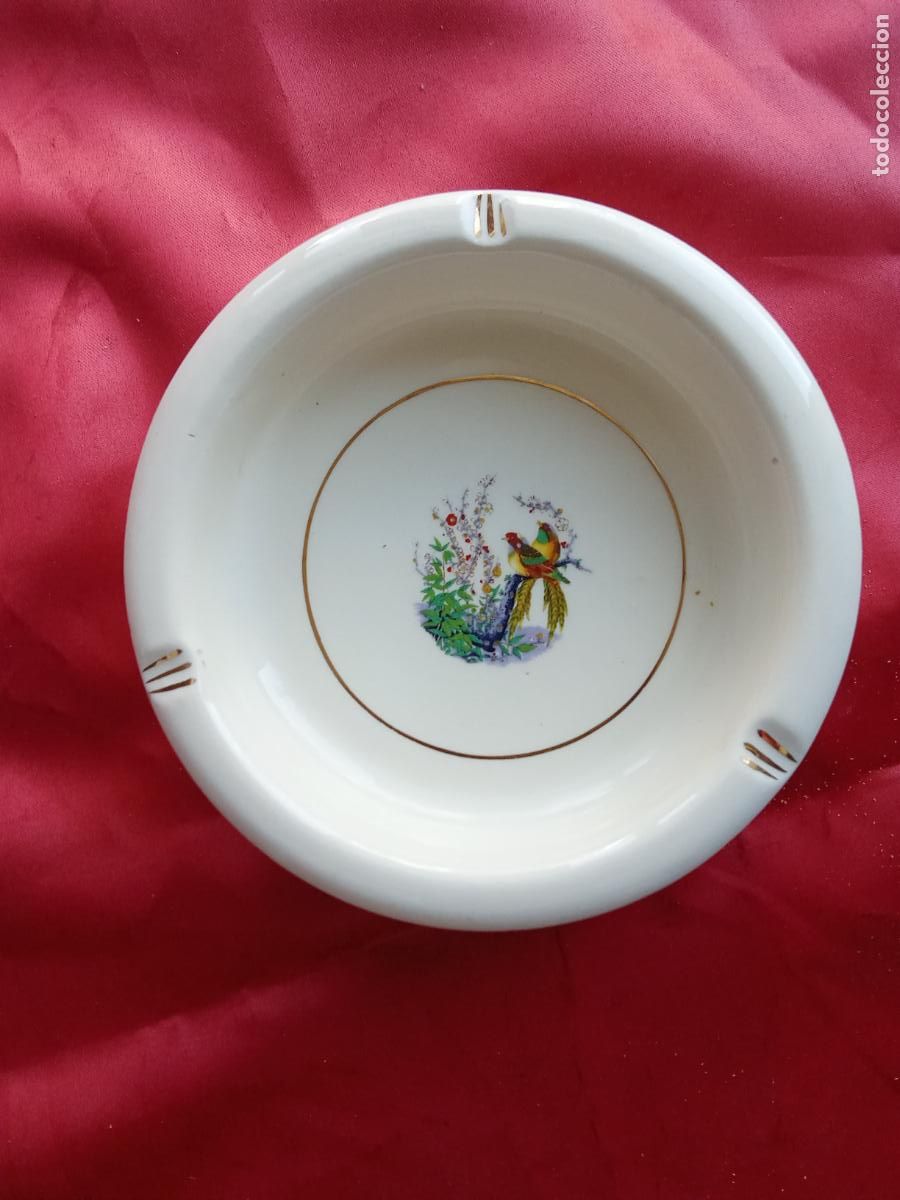 Antig&uuml;edades: Cenicero motivos florales cer&aacute;mica. Vitrina 1