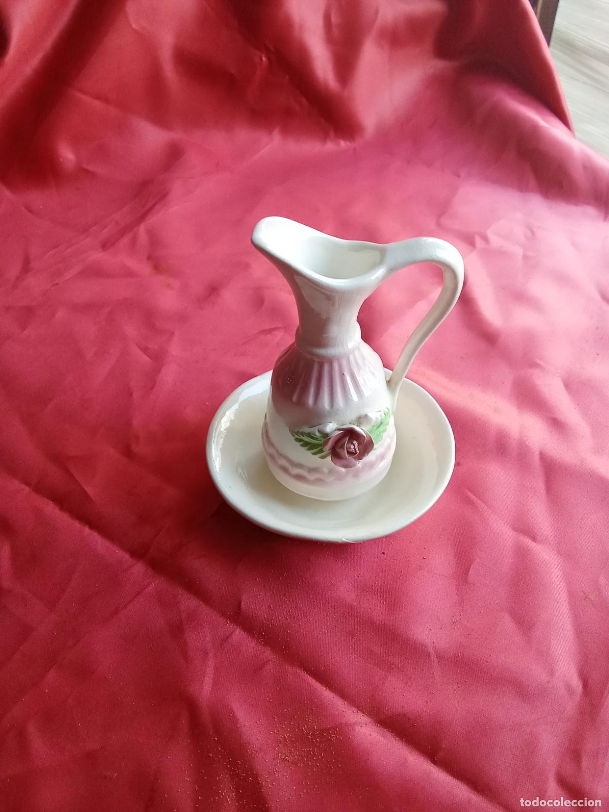 Antig&uuml;edades: Jarra cer&aacute;mica y plato Pasteler&iacute;a comuni&oacute;n. Vitrina 1
