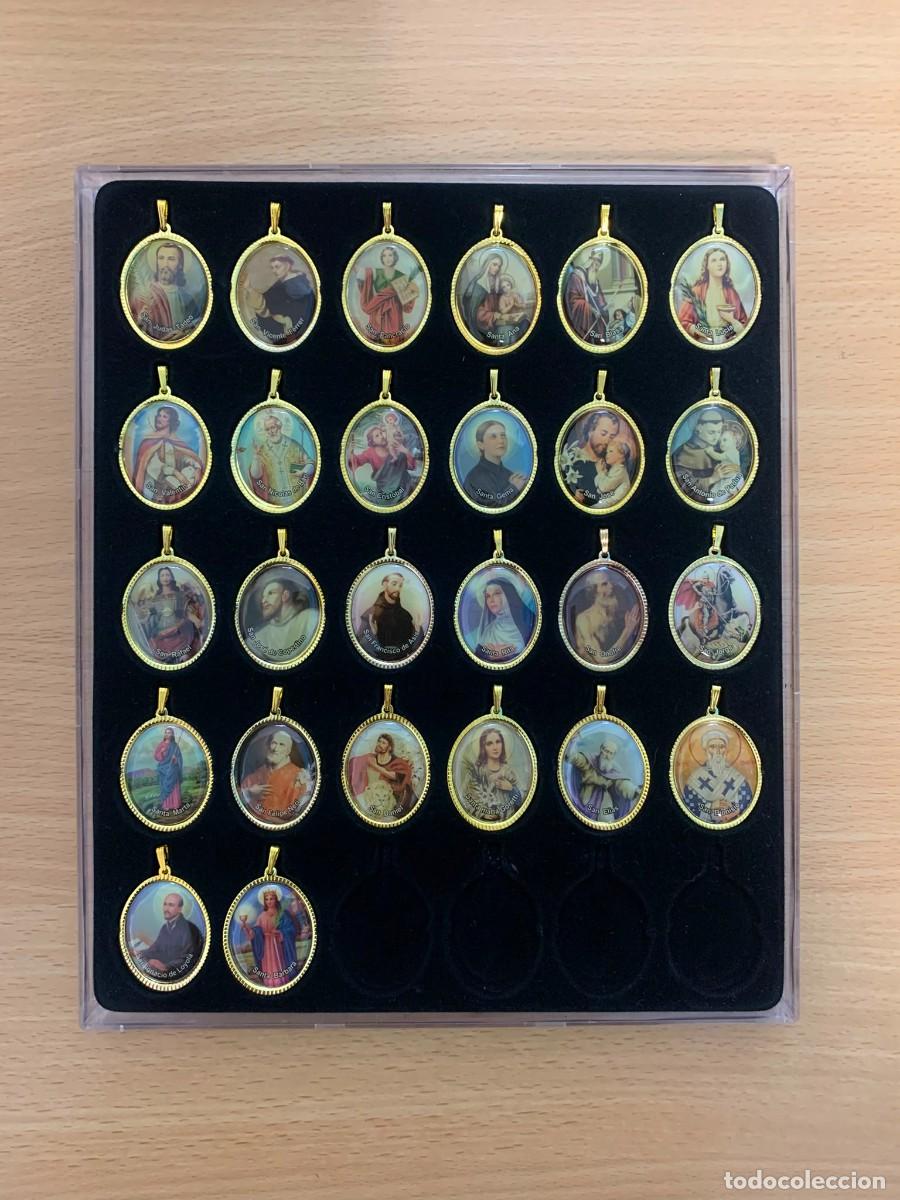 Antig&uuml;edades: Colecci&oacute;n de 26 medallas religiosas de Santos con estuche clasificador