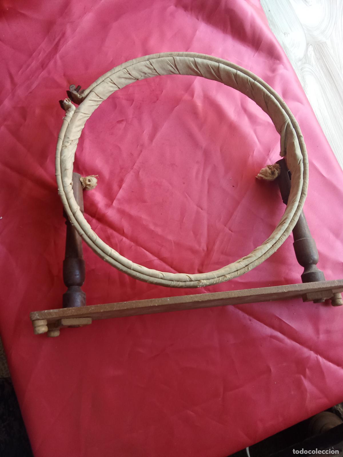 Antig&uuml;edades: Bastidor grande para coser y bordar. Caja t&eacute;cnico