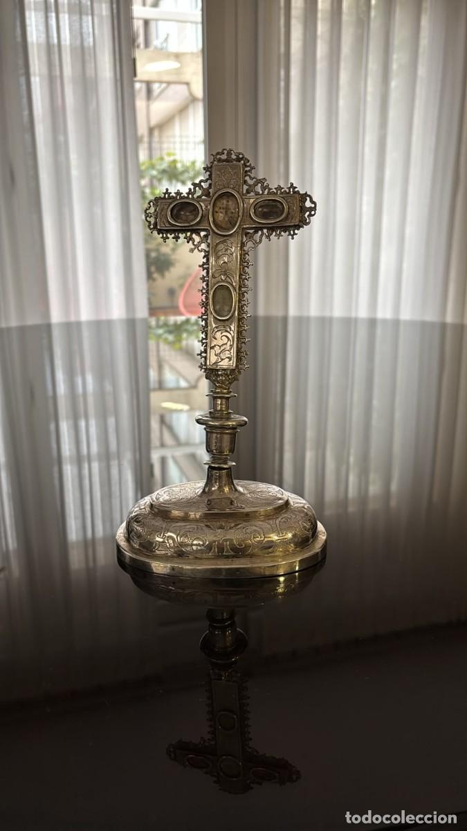 Antig&uuml;edades: CRUZ DE PLATA CON BASE Y FILIGRANAS
