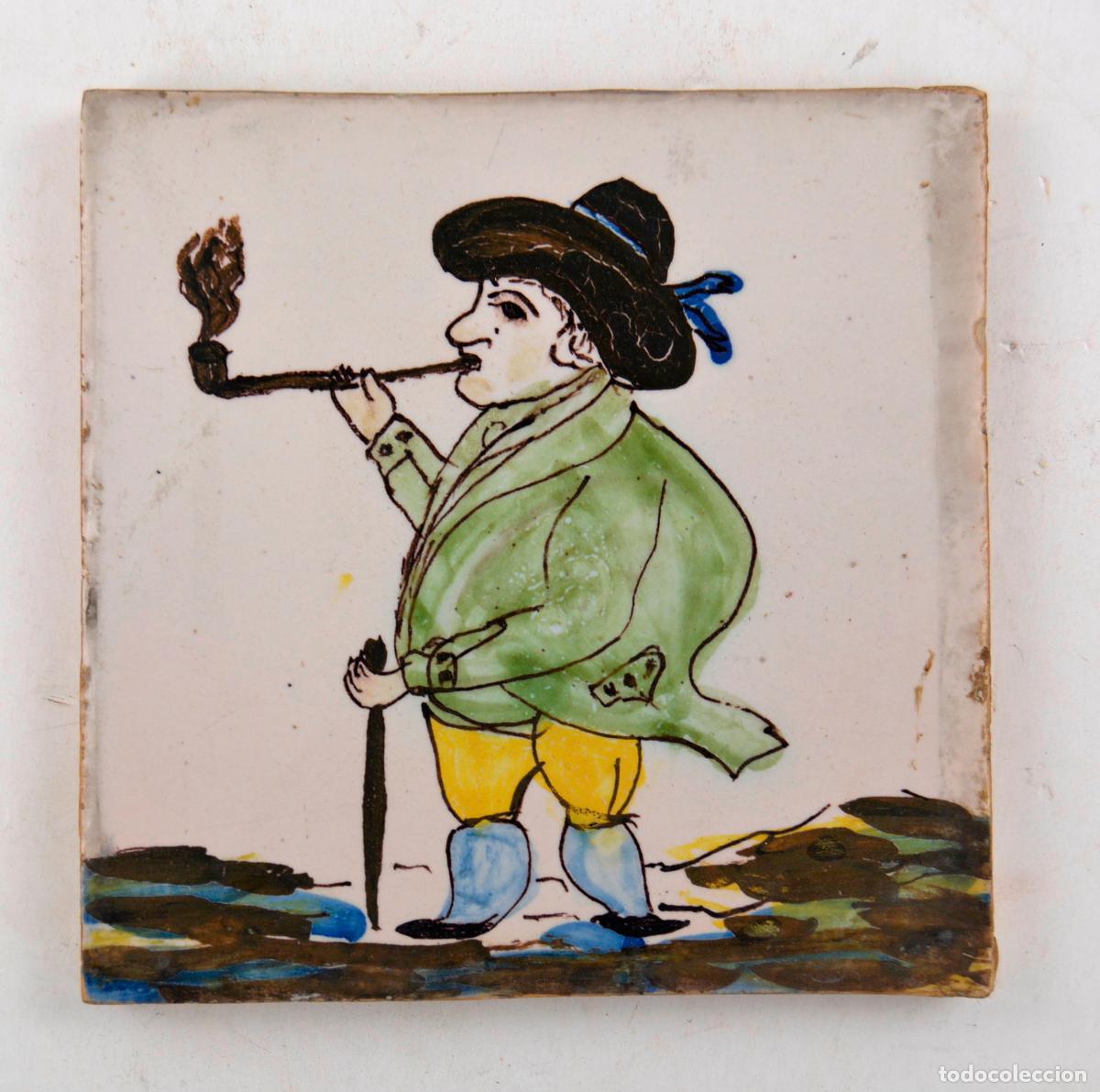 Antig&uuml;edades: Hombre fumando pipa, azulejo de cer&aacute;mica catalana, serie Arts i Oficis, siglo XIX.