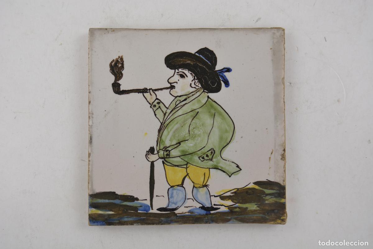 Antig&uuml;edades: Hombre fumando pipa, azulejo de cer&aacute;mica catalana, serie Arts i Oficis, siglo XIX.