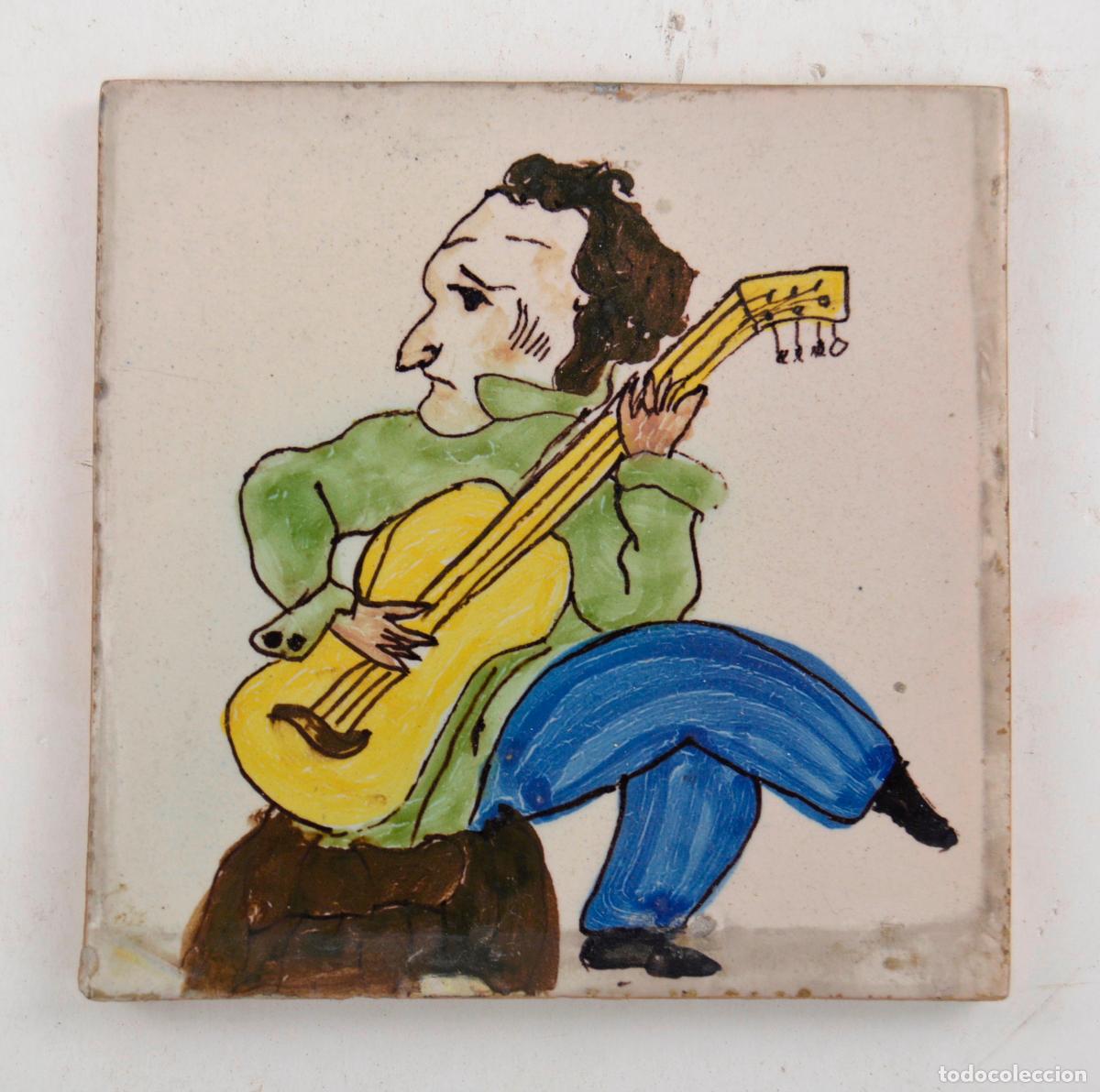 Antig&uuml;edades: M&uacute;sico, hombre tocando la guitarra, azulejo de cer&aacute;mica catalana, serie Arts i Oficis, siglo XIX.