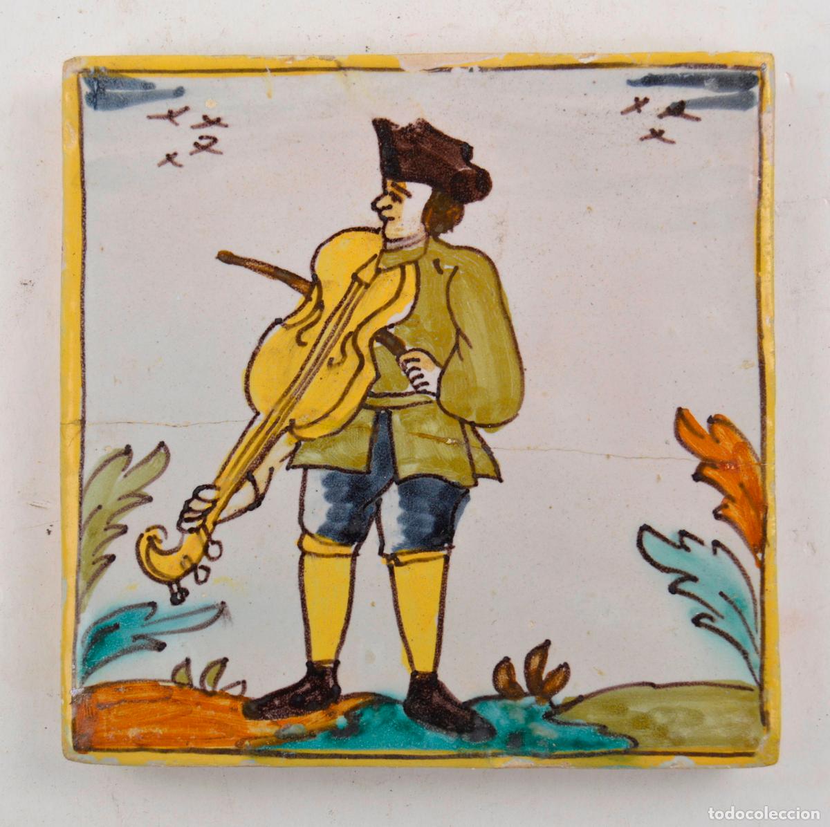 Antig&uuml;edades: M&uacute;sico, hombre tocando viol&iacute;n o viola, azulejo de cer&aacute;mica catalana, serie Arts i Oficis, siglo XIX.