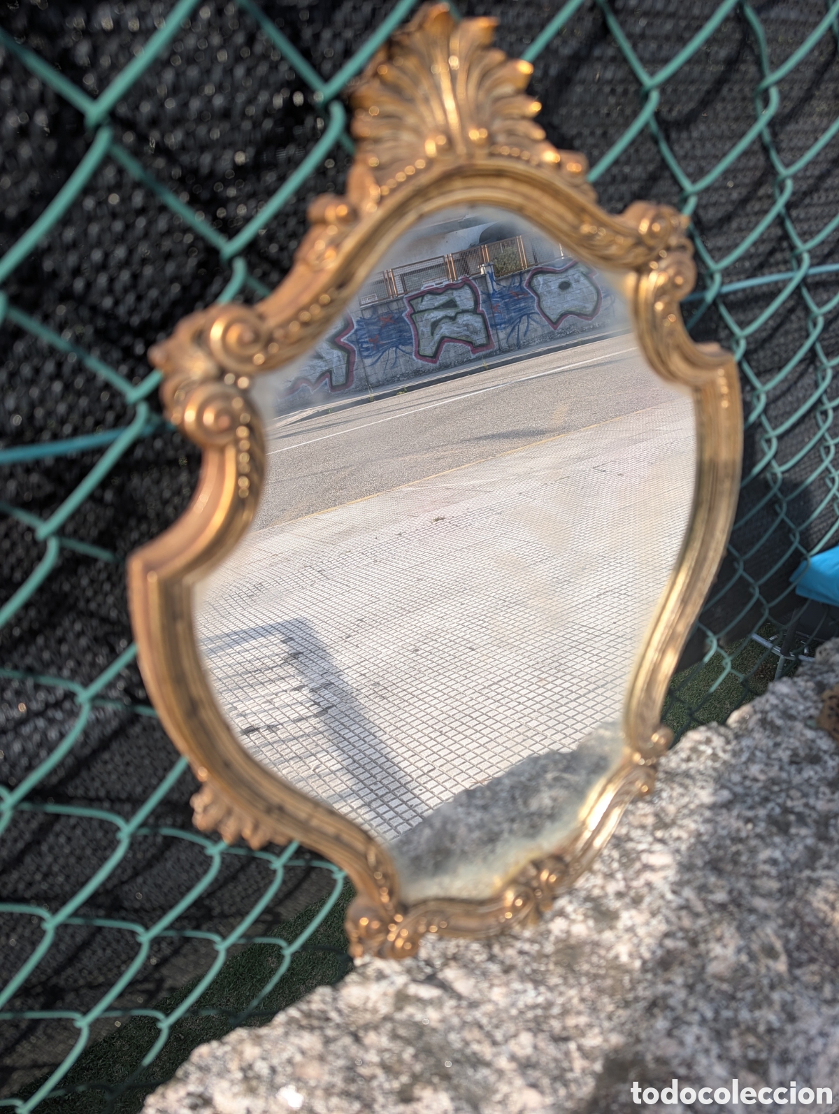Antig&uuml;edades: Espejo estilo barroco rococ&oacute; con marco labrado en volutas y p&aacute;tina dorada antiquario
