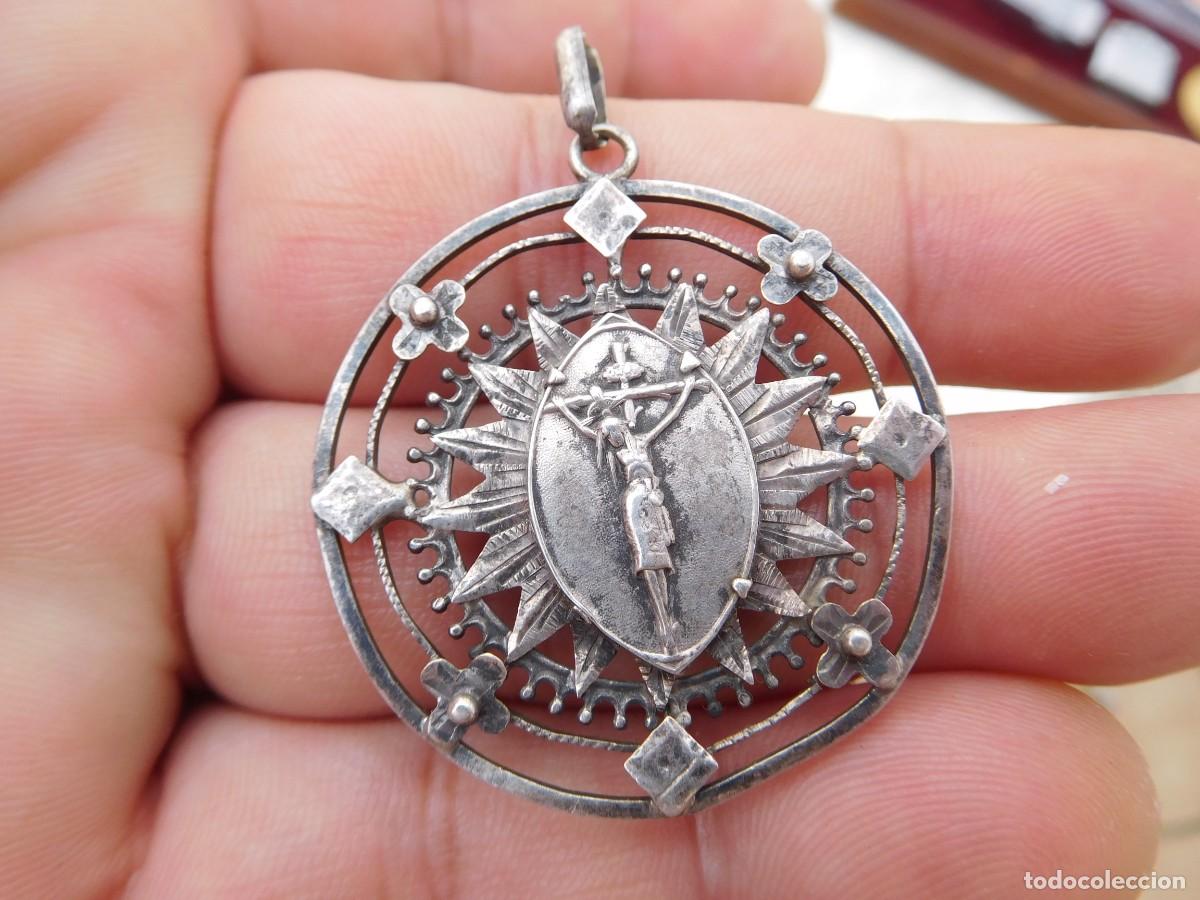 Antig&uuml;edades: Medalla antigua de plata Sant Crist de Balaguer