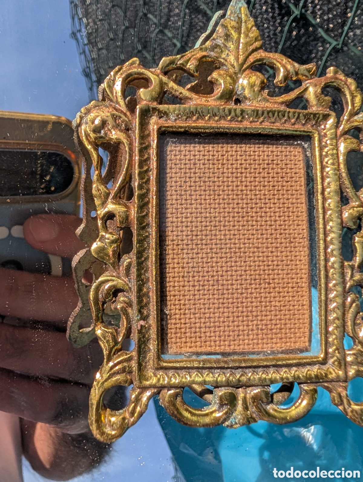Antig&uuml;edades: Antiguo marco portafotos de bronce o lat&oacute;n calado estilo barroco rococ&oacute; con aro para colgar