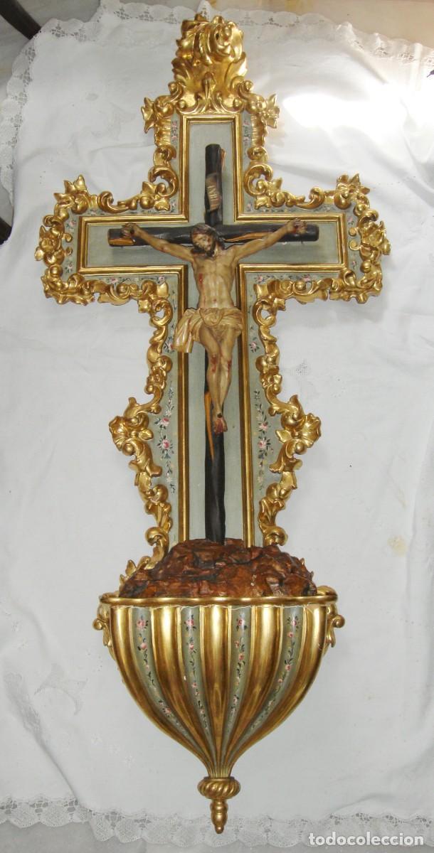Antig&uuml;edades: T&iacute;tulo: Gran crucifijo con m&eacute;nsula &middot; Madera tallada, dorada y policromada &middot; ca. 1830&ndash;1870