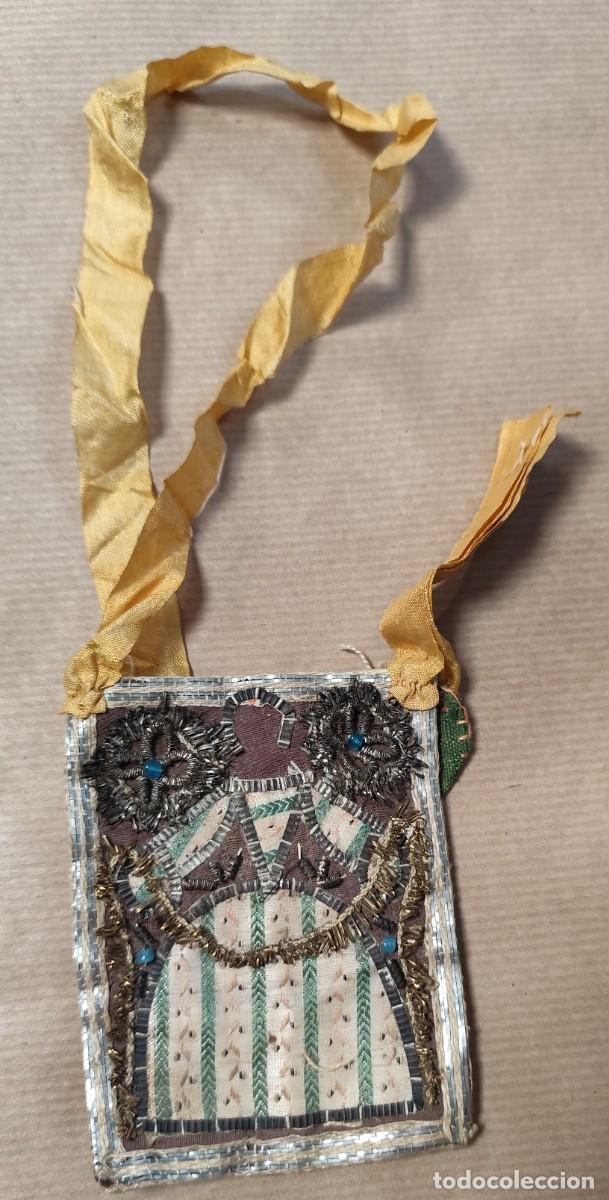 Antig&uuml;edades: Antiguo relicario textil bordado con hilos met&aacute;licos y cuentas, siglo XIX