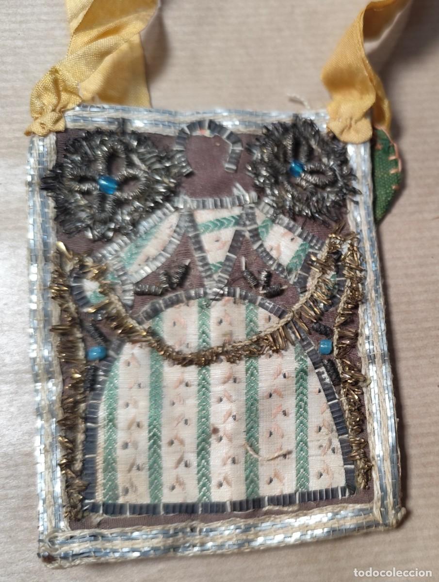 Antig&uuml;edades: Antiguo relicario textil bordado con hilos met&aacute;licos y cuentas, siglo XIX