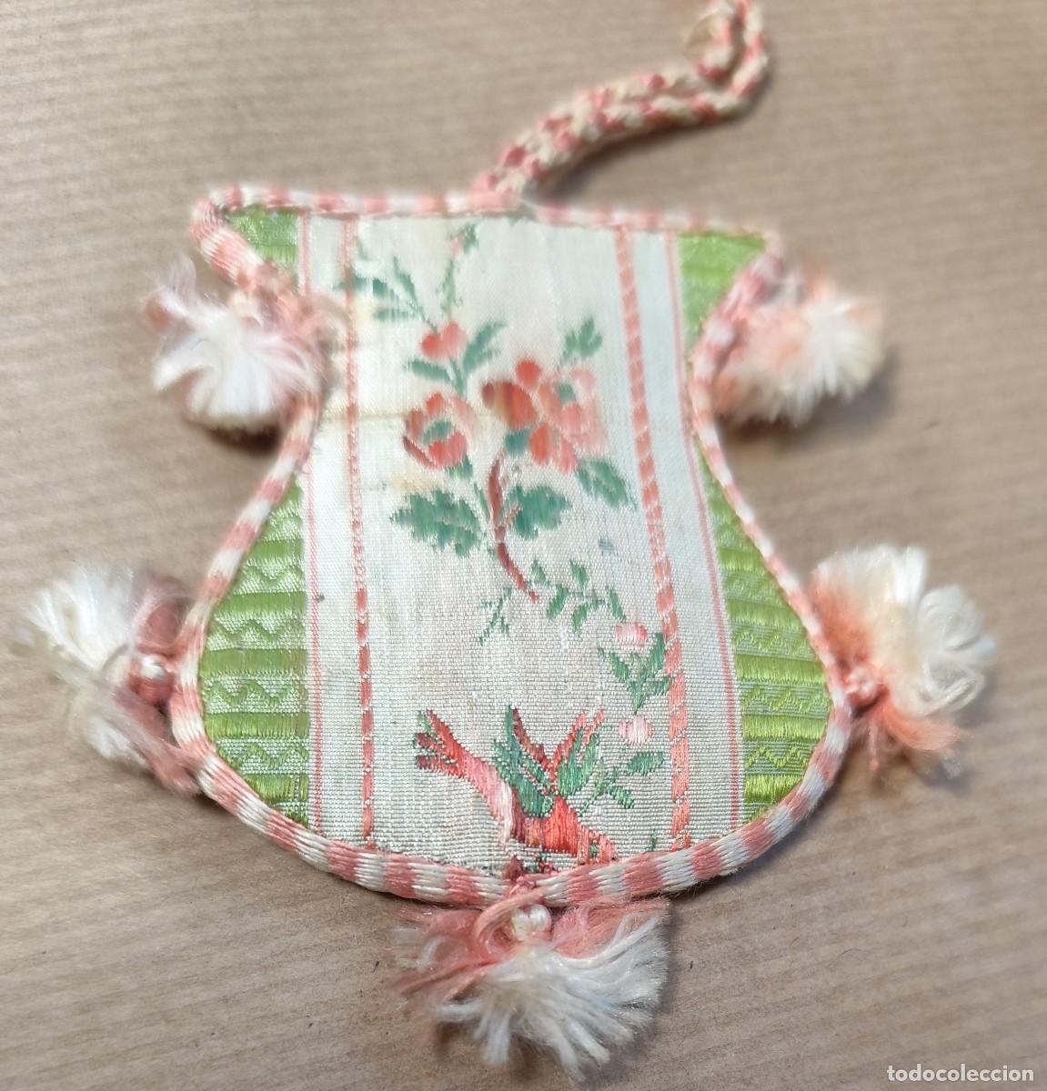 Antig&uuml;edades: Antiguo relicario textil con decoraci&oacute;n floral en seda, siglo XIX