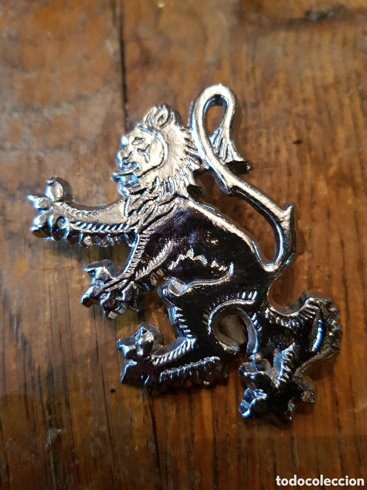 Antig&uuml;edades: ANTIGUA INSIGNIA LEON RAMPANTE OJE