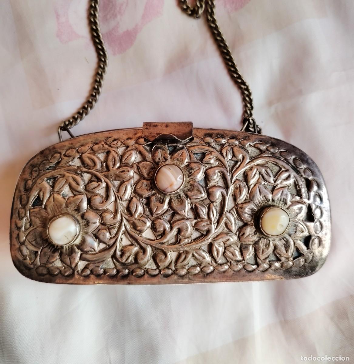 Antig&uuml;edades: Antiguo bolsito de metal chapado en plata con piedras semipreciosas de Walborg
