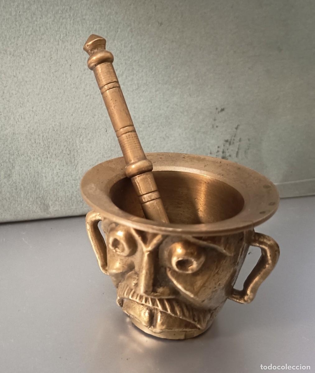 Antig&uuml;edades: Almirez de bronce con doble rostro