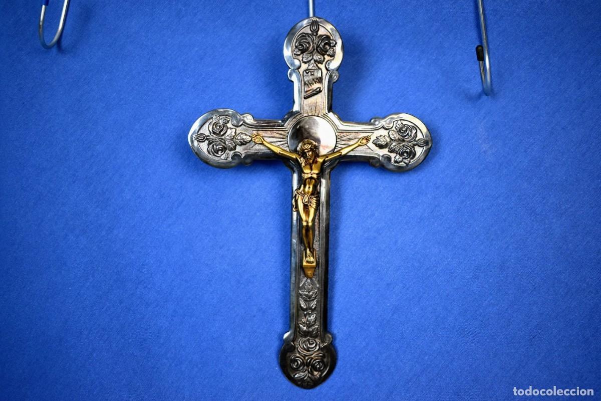 Antig&uuml;edades: Antiguo Crucifijo Lobulado Eberle metal bitono plata/oro con rosas