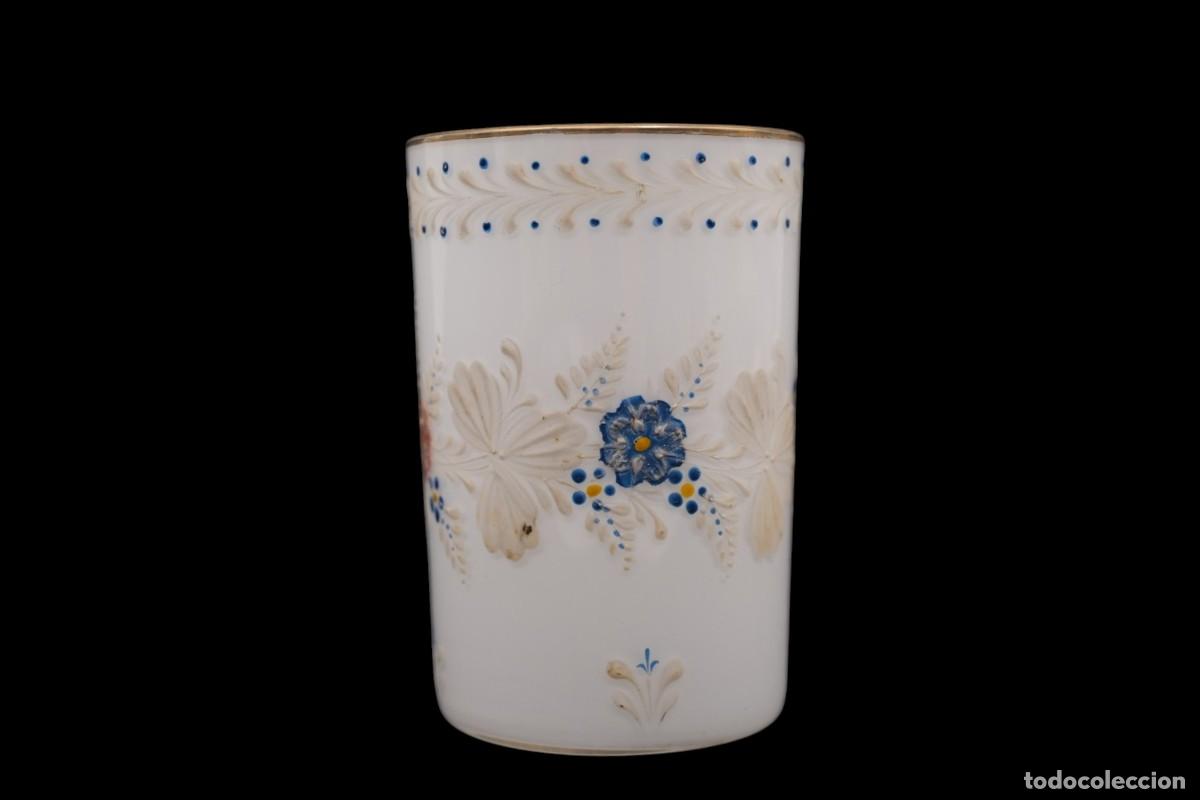 Antig&uuml;edades: Antiguo vaso de vidrio opalino lechoso pintado a mano &ndash; Decoraci&oacute;n floral &ndash; Siglo XIX