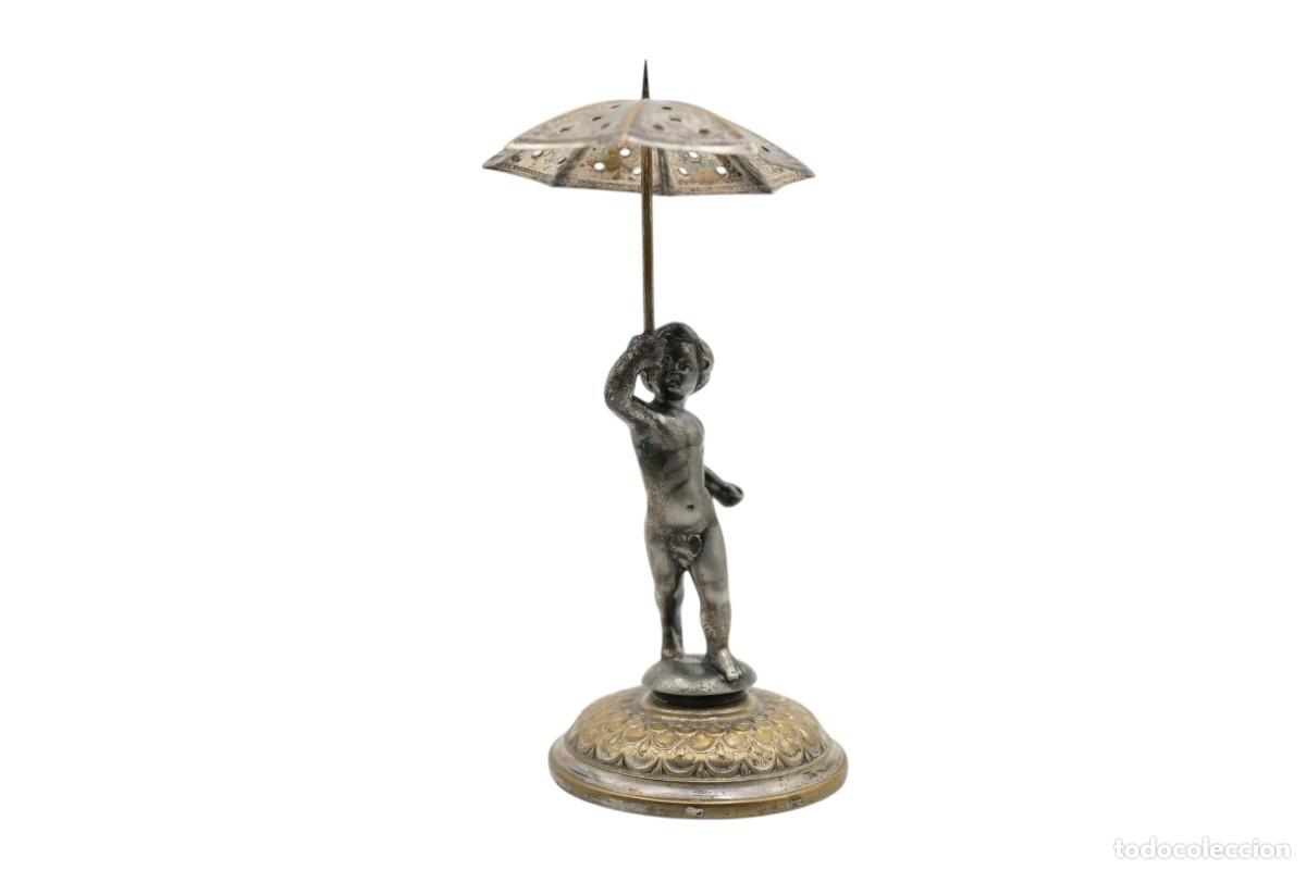 Antig&uuml;edades: Antiguo palillero de sobremesa en metal plateado &ndash; Putto con sombrilla &ndash; Casquinha