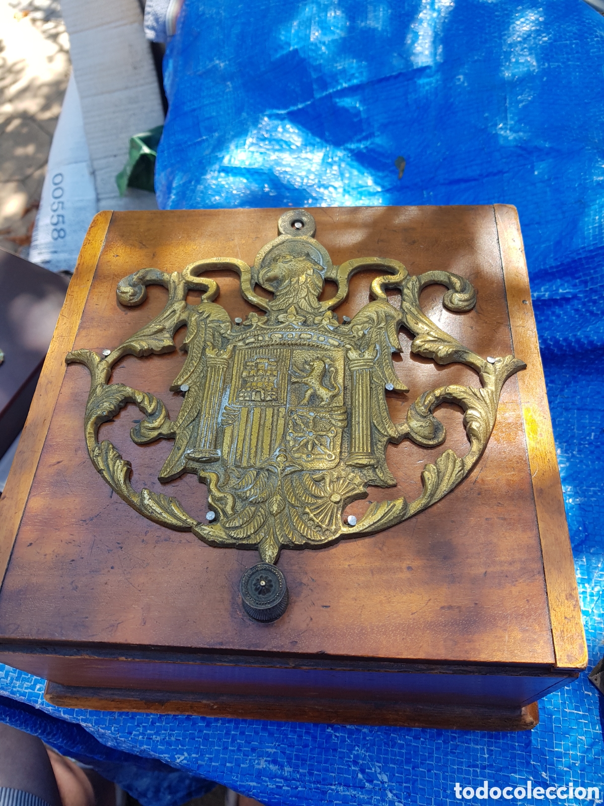 Antig&uuml;edades: ESPECTACULAR Y ANTIGUA CAJA DE CAOBA Y ESCUDO DE BRONCE MACIZO AGUILA DE SAN JUAN FRANCO