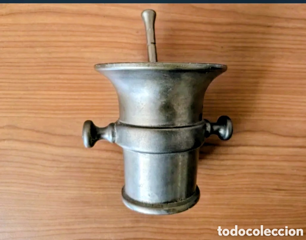 Antig&uuml;edades: Almirez de bronce antiguo.