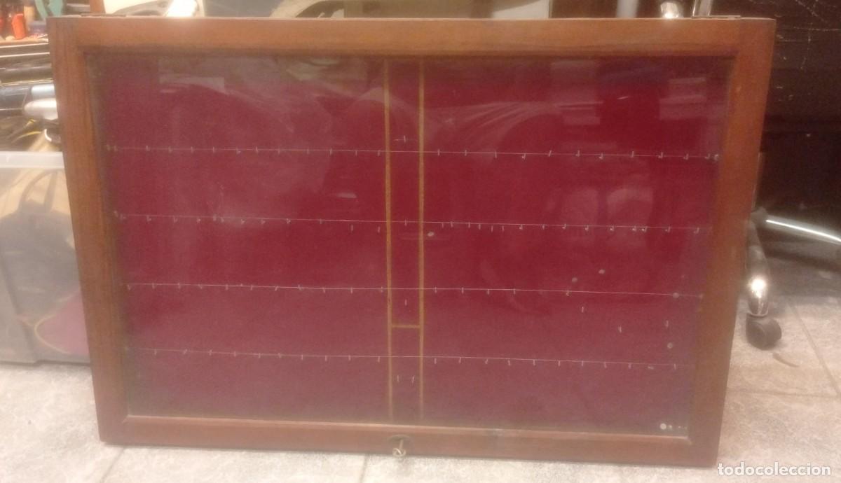 Antig&uuml;edades: EXPECTACULAR ANTIGUA VITRINA EXPOSITORA PARED CUADRO CON LLAVE 100X70X07cm INTERIOR TERCIOPELO ROJO,
