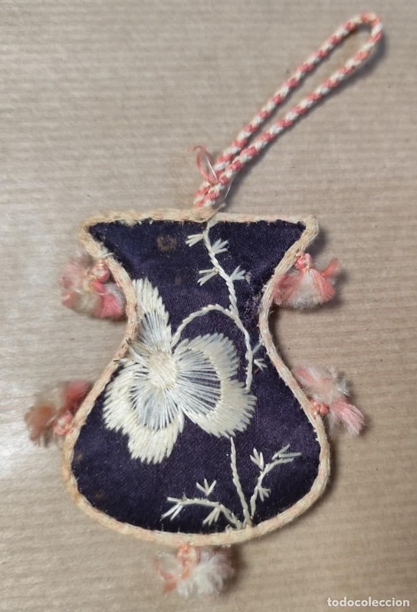 Antig&uuml;edades: Antiguo relicario textil bordado en seda, siglo XIX