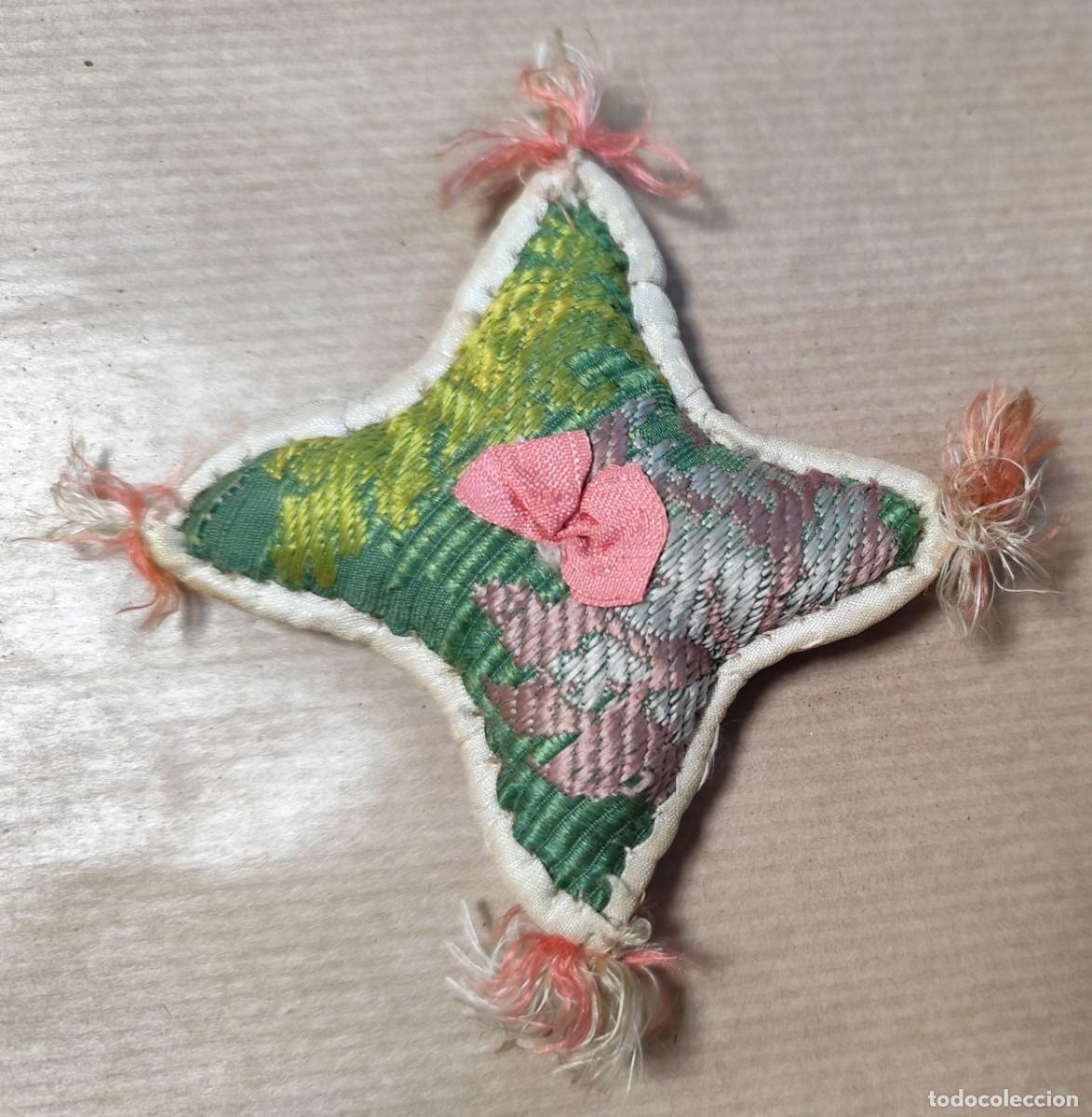 Antig&uuml;edades: Antiguo relicario textil en forma de estrella, seda bordada, siglo XIX