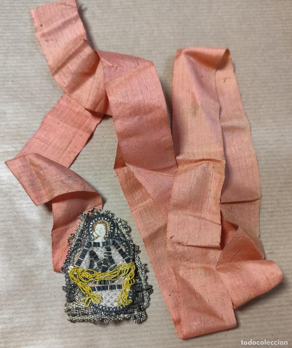 Antig&uuml;edades: Antiguo relicario textil bordado con figura religiosa y cinta de seda, siglo XIX