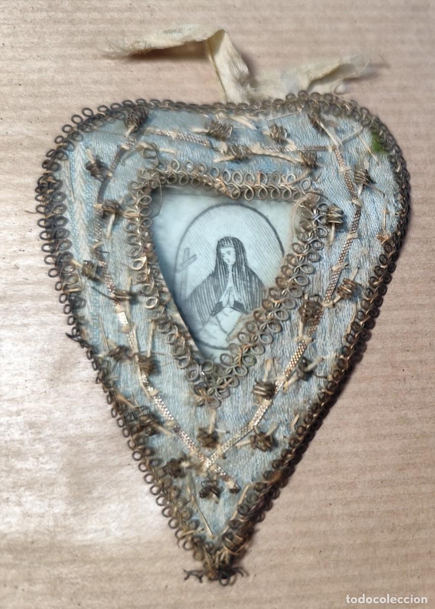 Antig&uuml;edades: Antiguo relicario textil en forma de coraz&oacute;n con estampa religiosa, siglo XIX