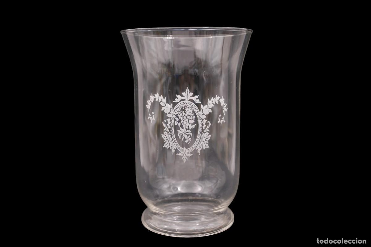 Antig&uuml;edades: Antiguo jarr&oacute;n de cristal con decoraci&oacute;n floral grabada &ndash; finales del siglo XIX