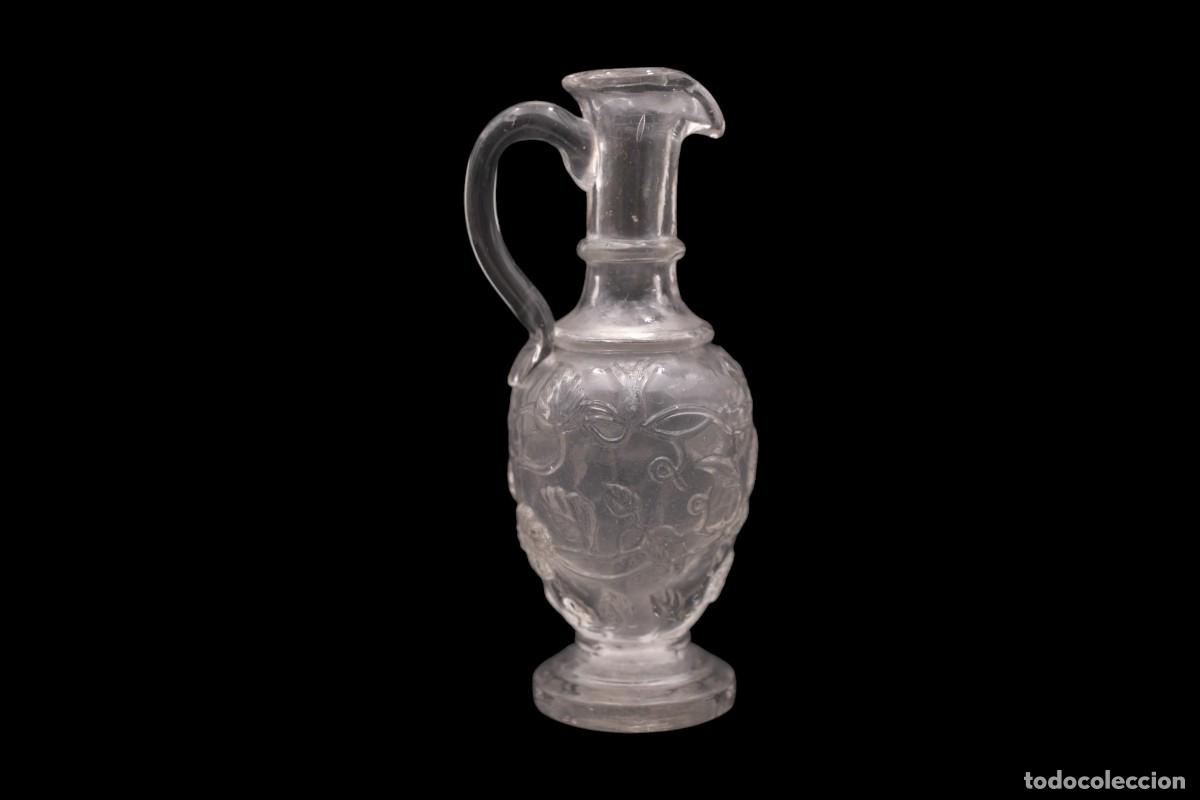 Antig&uuml;edades: Peque&ntilde;a aceitera / vinagrera antigua de vidrio prensado con decoraci&oacute;n vegetal &ndash; siglo XIX