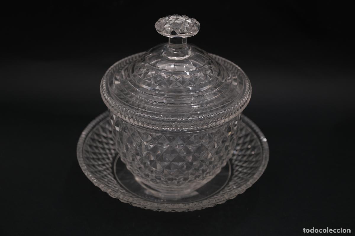 Antig&uuml;edades: Antigua bombonera de vidrio prensado con tapa y plato &ndash; decoraci&oacute;n geom&eacute;trica &ndash; principios s. XX