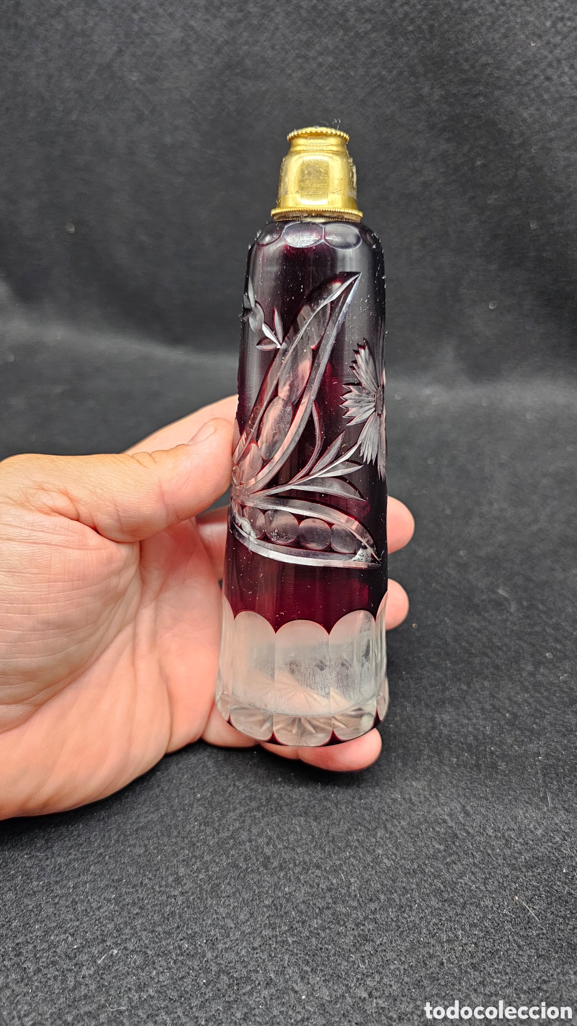 Antig&uuml;edades: frasco o botella vintage de cristal rojo rub&iacute; tallado (conocido como estilo cut-to-clear)