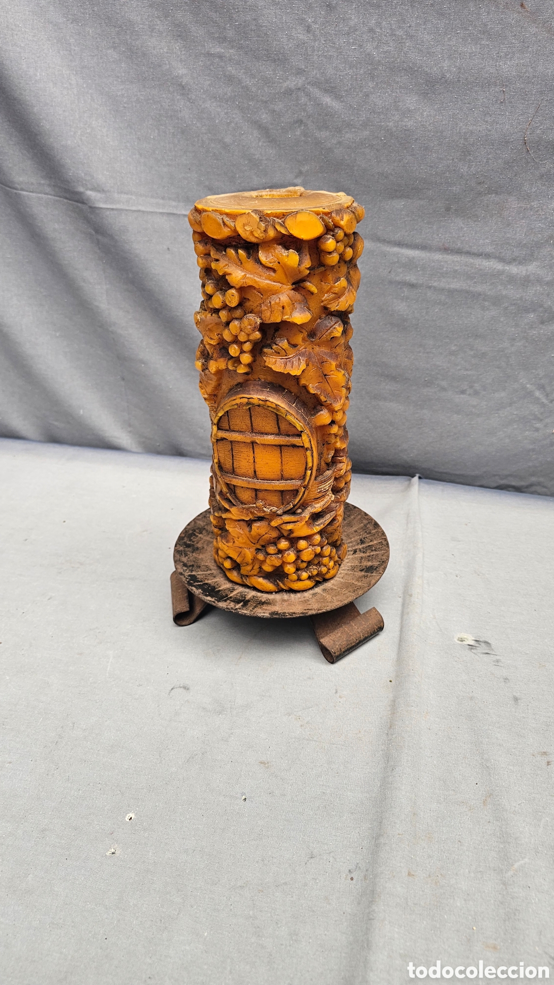 Antig&uuml;edades: Enorme vela con dise&ntilde;o tallado de racimos de uvas alrededor de un peque&ntilde;o barril