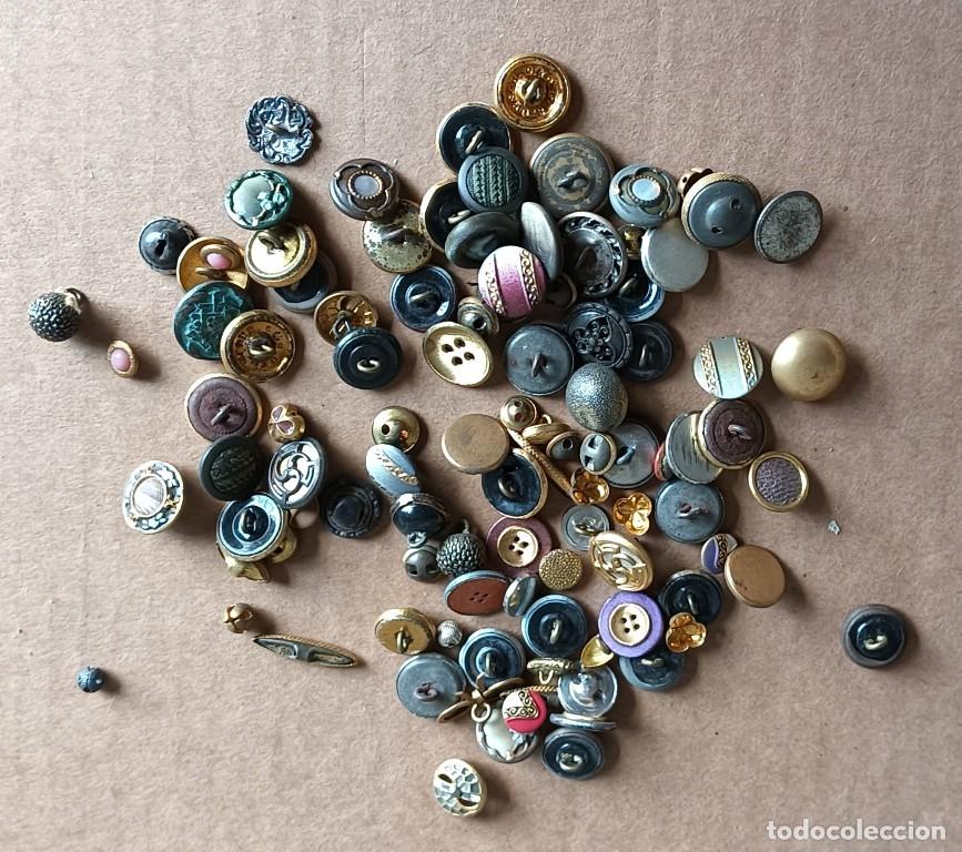 Antig&uuml;edades: 105 de botones met&aacute;licos // Los m&aacute;s grandes +/- 1 cm. de di&aacute;metro