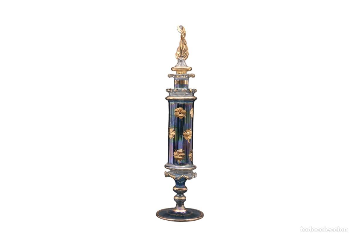 Antig&uuml;edades: Antiguo frasco de perfume en cristal iridiscente con decoraci&oacute;n dorada &ndash; 21 cm