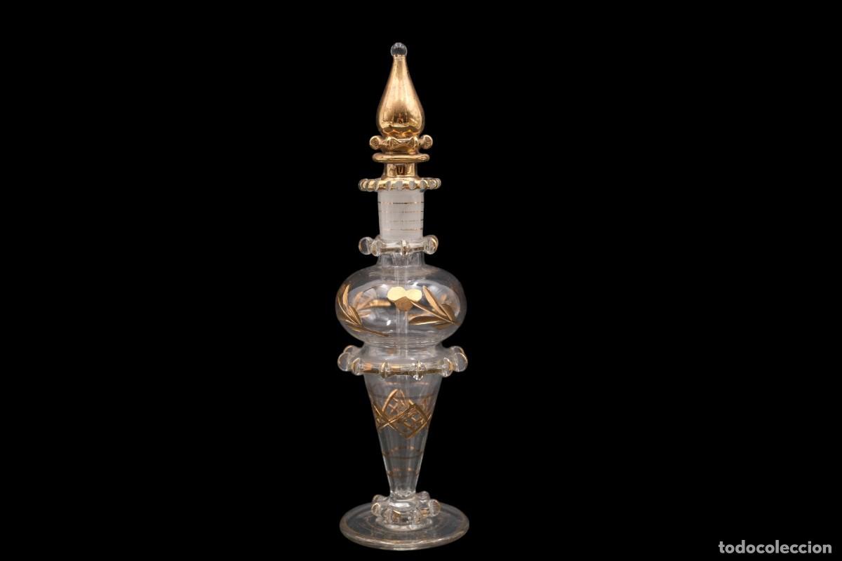 Antig&uuml;edades: Antiguo frasco de perfume en cristal con decoraci&oacute;n dorada &ndash; 21 cm
