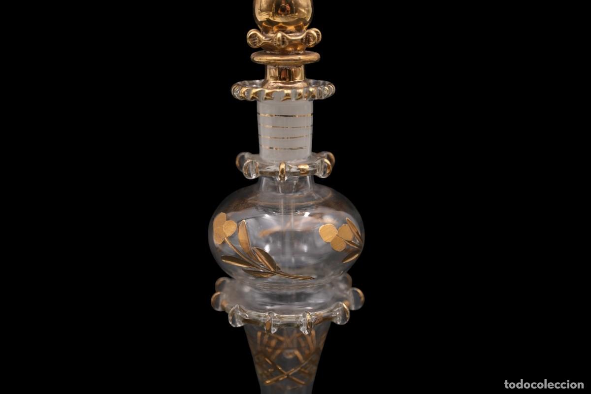 Antig&uuml;edades: Antiguo frasco de perfume en cristal con decoraci&oacute;n dorada &ndash; 21 cm - Foto 2