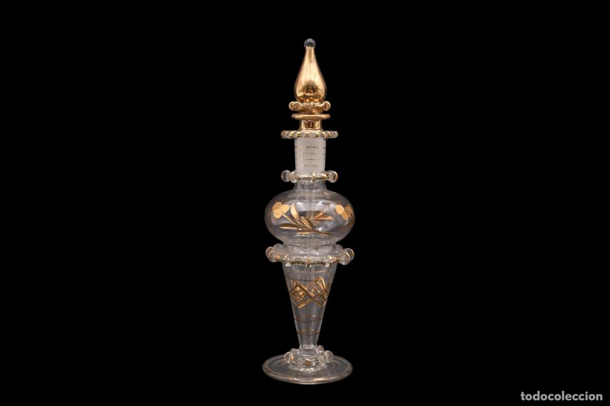 Antig&uuml;edades: Antiguo frasco de perfume en cristal con decoraci&oacute;n dorada &ndash; 21 cm - Foto 3