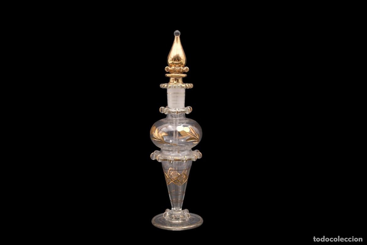 Antig&uuml;edades: Antiguo frasco de perfume en cristal con decoraci&oacute;n dorada &ndash; 21 cm - Foto 4
